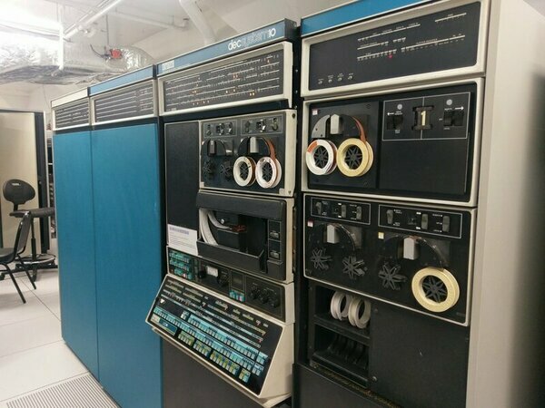 DEC PDP-10 (source: historybit.it)