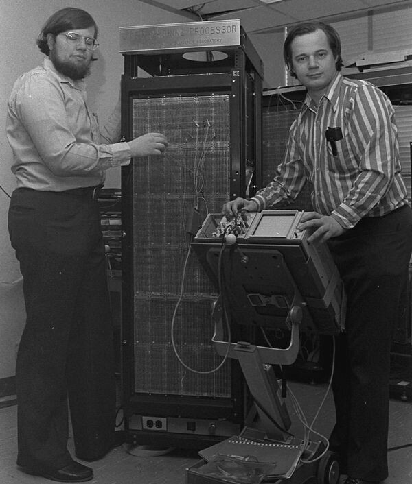 R. Greenblatt (right) and T. Knight (left) with CADR LISP Machine at MIT (source: Computer History Museum)